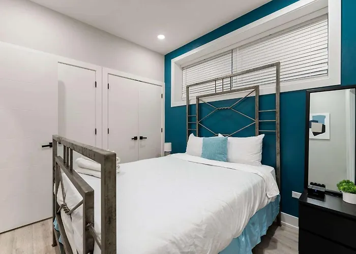 Magnificent New Home W/8 Beds & Free Parking Chicago