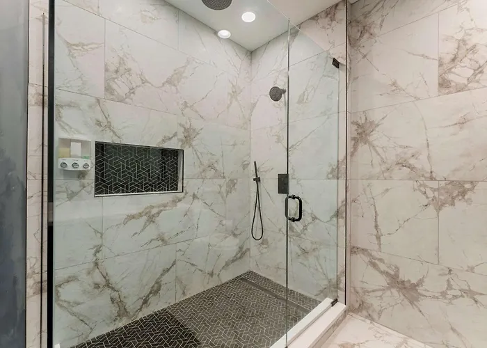 Magnificent New Home W/8 Beds & Free Parking Chicago
