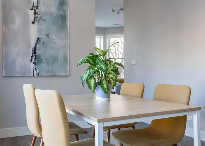 Prime Location! - 1Min Walk To Wrigley Field - Modern 2Br Apts Right Next To Wrigley Field & Transit!
