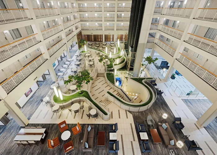 Pet friendly Embassy Suites Chicago - Downtown River North