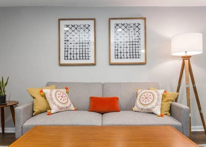 Mid Century 3 Bedroom In Logan Square