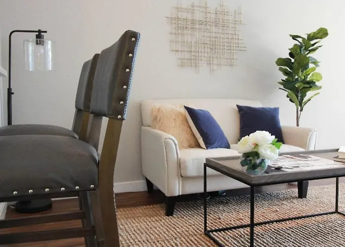 The Gulfstream-Vibrant Studio Heart Of Downtown!